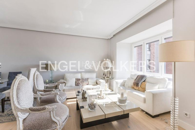 Piso luminoso piso con vistas y garaje en av pio xii en Madrid