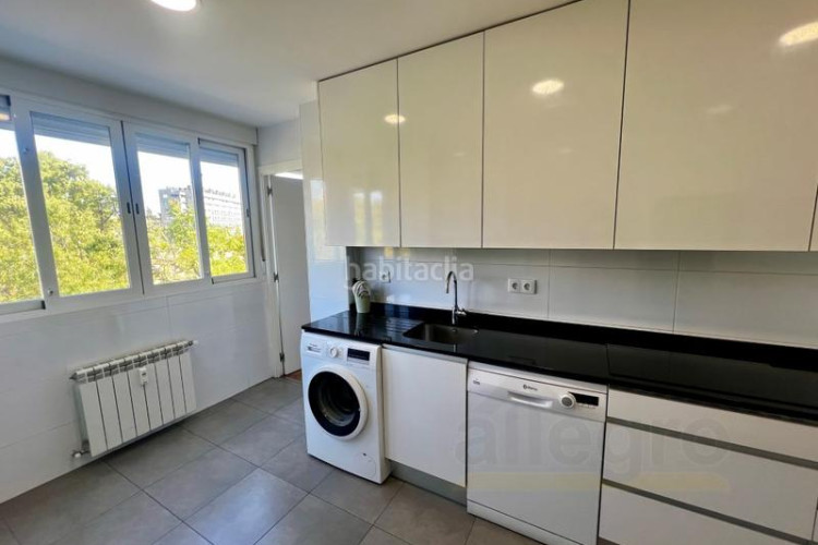 Piso exclusiva vivienda en finca representativa con piscina, garaje, y trastero en zona chamartín. en Madrid