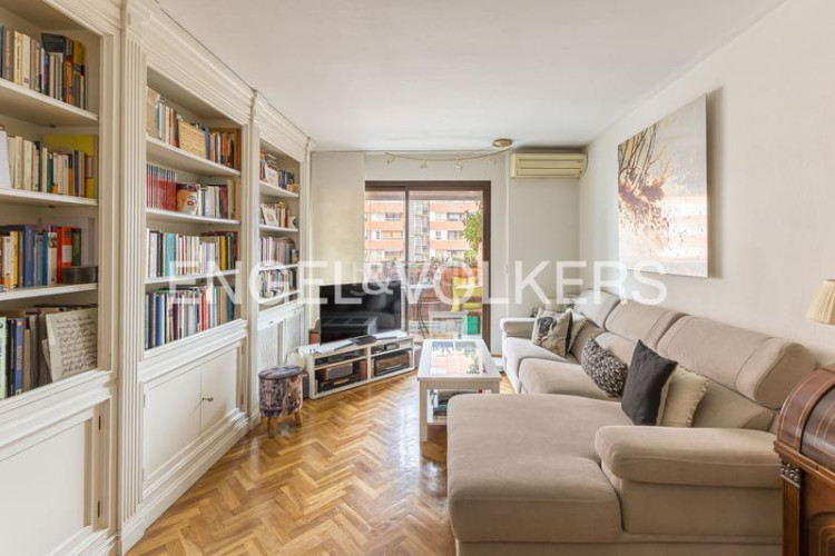 Apartamento exclusivo apartamento con terraza, piscina y garaje en avenida de burgos, en Madrid