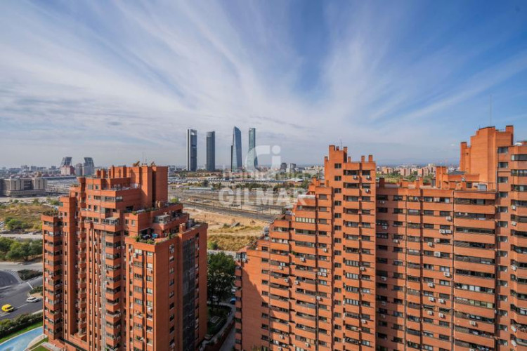Ático  exclusivo con terraza y dos plazas de garaje en Castilla chamartínen el codiciado barrio de Castilla, dentro del prestigios en Madrid