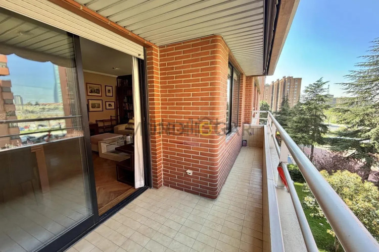 Piso en calle de Pastora Imperio