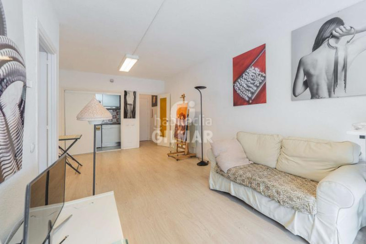 Piso descubre esta magnífica oportunidad de inversión en el corazón del barrio de Castilla, dentro del prestigioso distrito de chamartí en Madrid