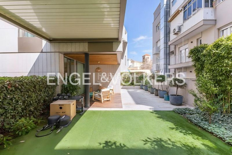 Apartamento espectacular bajo con jardín de obra nueva en Madrid
