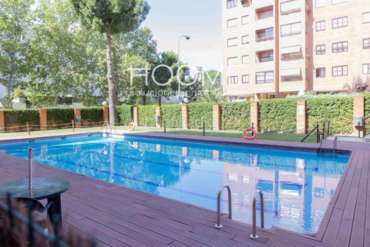 Ático atico con 20 metros de terraza, piscina, garaje opcional, 3 habitaciones 2 baños a estrenar, Castillachamartin en Madrid