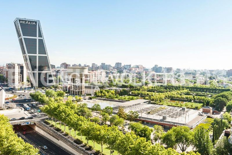 Apartamento espectacular bajo con jardín de obra nueva en Madrid