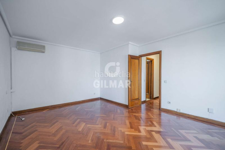 Ático  exclusivo con terraza y dos plazas de garaje en Castilla chamartínen el codiciado barrio de Castilla, dentro del prestigios en Madrid