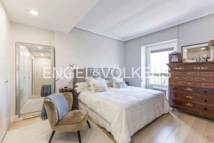 Piso luminoso piso con vistas y garaje en av pio xii en Madrid