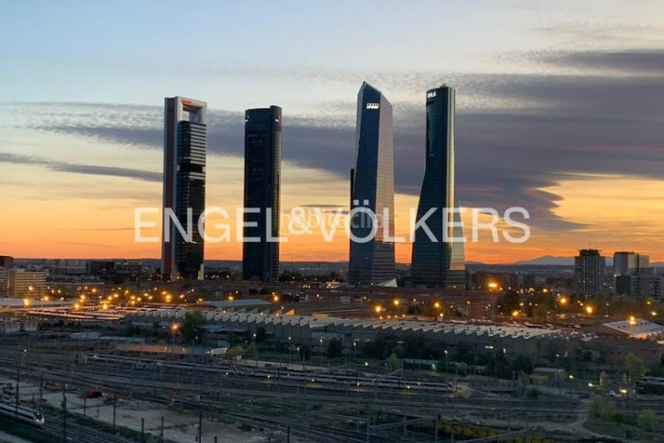 Apartamento exclusivo apartamento con terraza, piscina y garaje en avenida de burgos, en Madrid