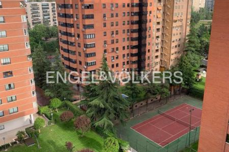 Apartamento exclusivo apartamento con terraza, piscina y garaje en avenida de burgos, en Madrid