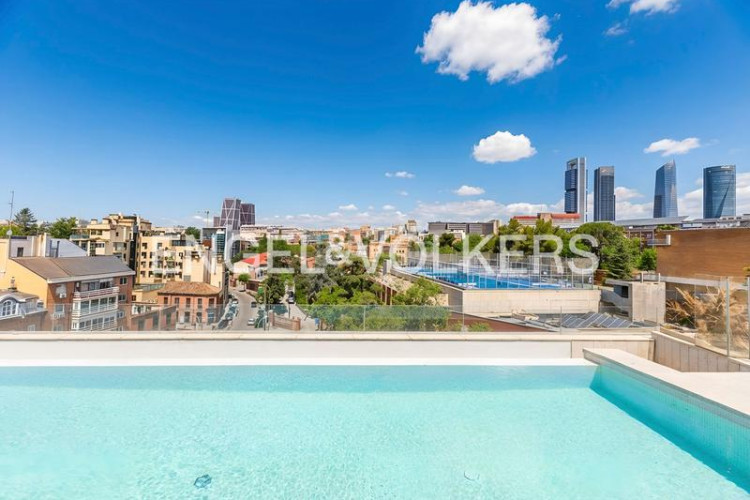 Apartamento espectacular bajo con jardín de obra nueva en Madrid