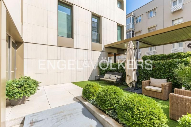 Apartamento espectacular bajo con jardín de obra nueva en Madrid