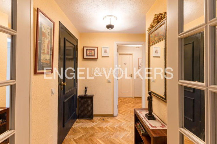 Apartamento exclusivo apartamento con terraza, piscina y garaje en avenida de burgos, en Madrid