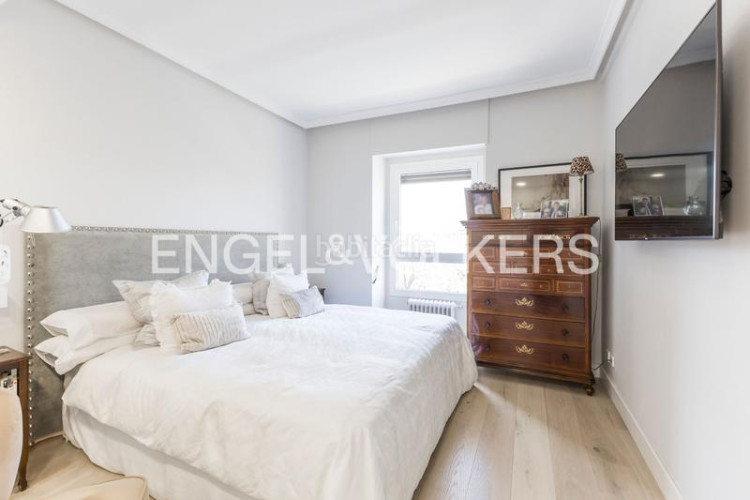 Piso luminoso piso con vistas y garaje en av pio xii en Madrid