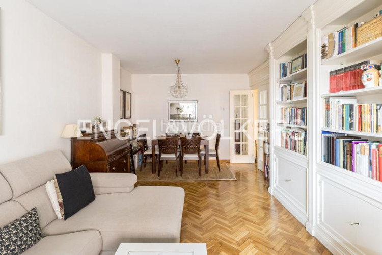 Apartamento exclusivo apartamento con terraza, piscina y garaje en avenida de burgos, en Madrid