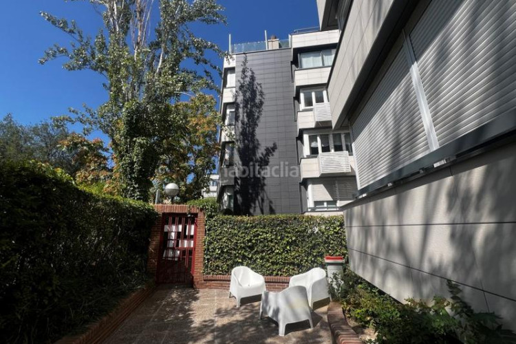 Piso exclusiva vivienda en finca representativa con piscina, garaje, y trastero en zona chamartín. en Madrid