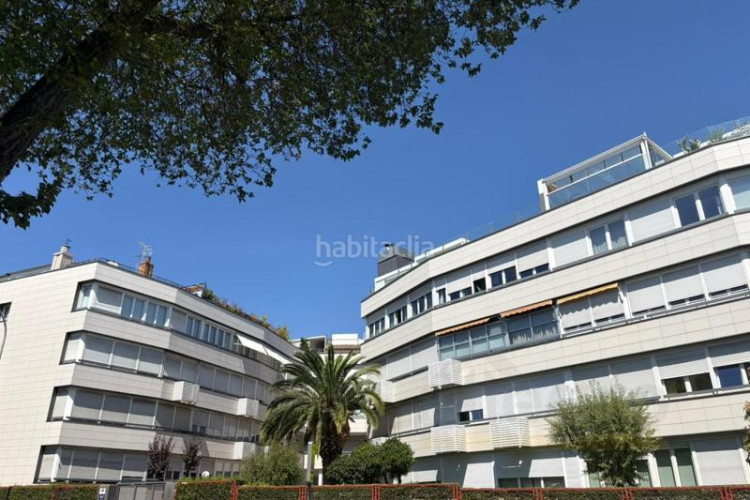 Piso exclusiva vivienda en finca representativa con piscina, garaje, y trastero en zona chamartín. en Madrid