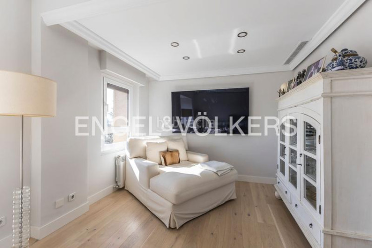 Piso luminoso piso con vistas y garaje en av pio xii en Madrid