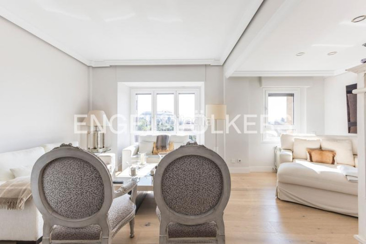 Piso luminoso piso con vistas y garaje en av pio xii en Madrid