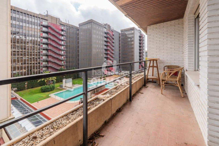 Piso descubre esta magnífica oportunidad de inversión en el corazón del barrio de Castilla, dentro del prestigioso distrito de chamartí en Madrid