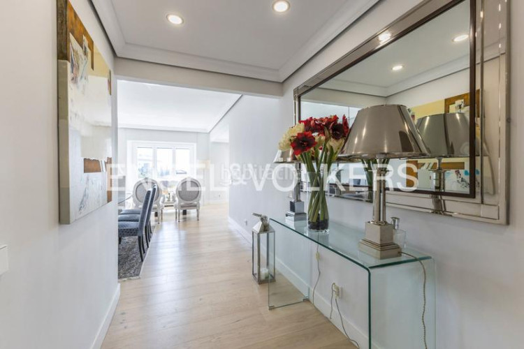 Piso luminoso piso con vistas y garaje en av pio xii en Madrid