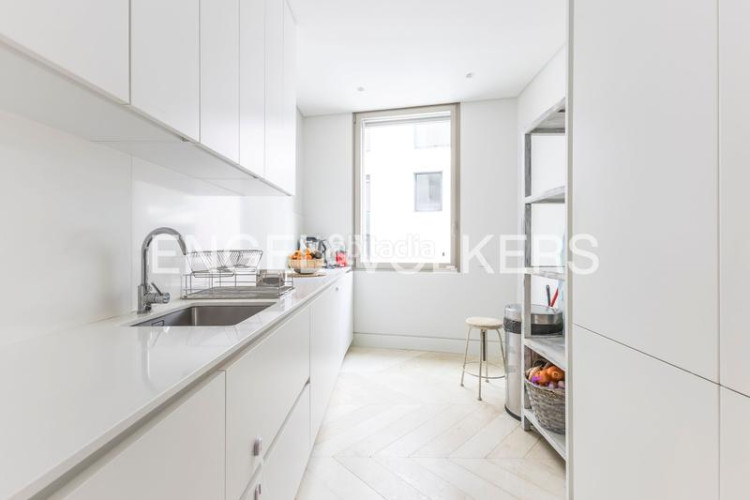 Apartamento espectacular bajo con jardín de obra nueva en Madrid