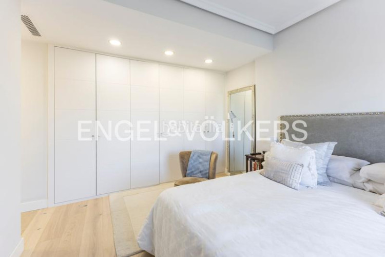 Piso luminoso piso con vistas y garaje en av pio xii en Madrid