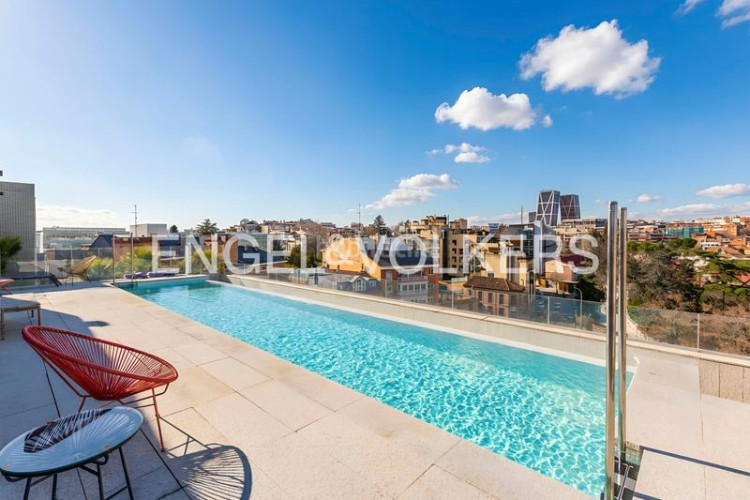 Apartamento espectacular bajo con jardín de obra nueva en Madrid