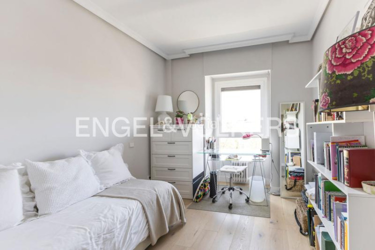 Piso luminoso piso con vistas y garaje en av pio xii en Madrid