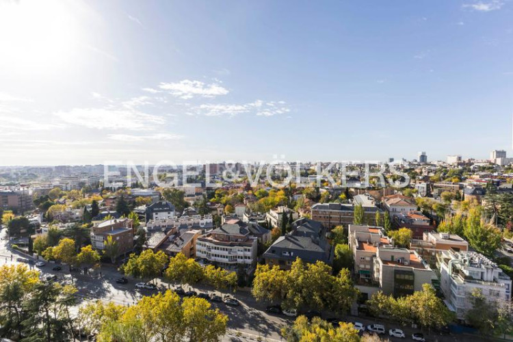 Piso luminoso piso con vistas y garaje en av pio xii en Madrid