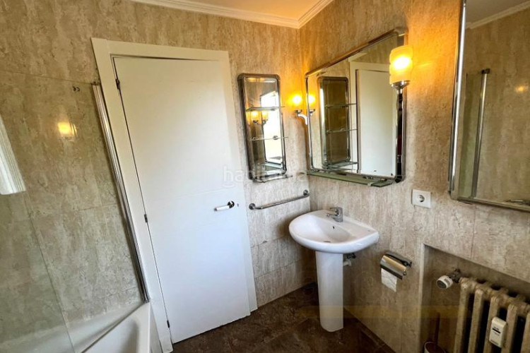 Piso exclusiva vivienda en finca representativa con piscina, garaje, y trastero en zona chamartín. en Madrid